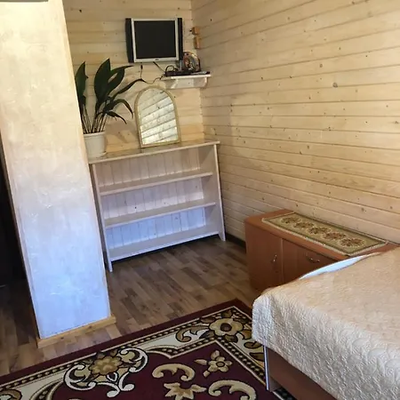 біля комори Guest house Pilipets