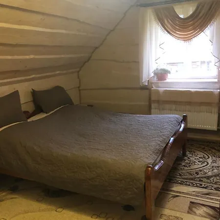 біля комори Guest house Pilipets