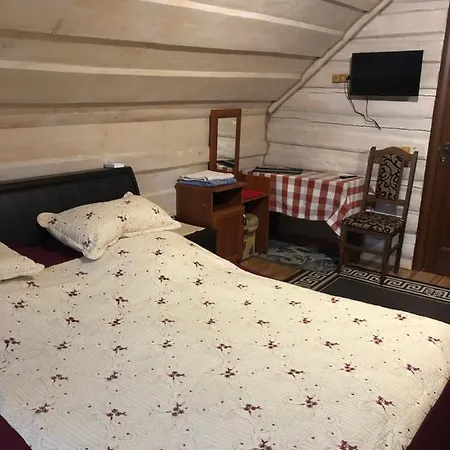 біля комори