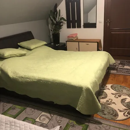 біля комори *