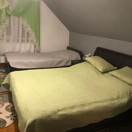 біля комори