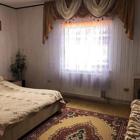 біля комори Pilipets