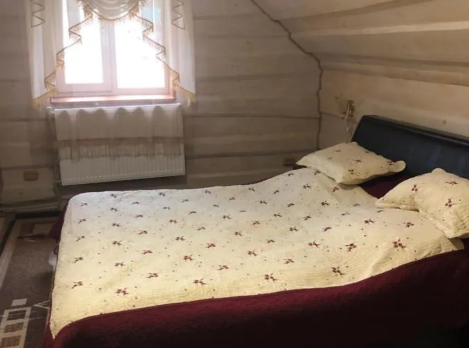 біля комори