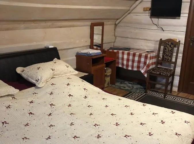 біля комори