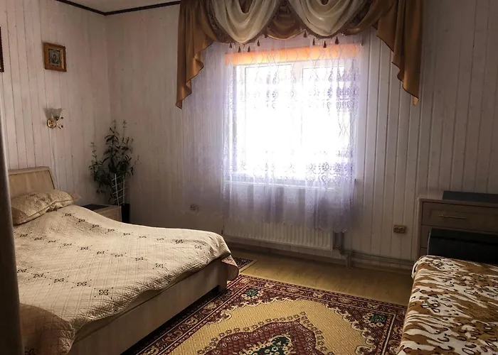 біля комори Pilipets