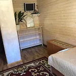 біля комори Maison d'hôtes Pilipets