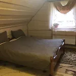 біля комори Maison d'hôtes Pilipets