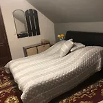 біля комори Maison d'hôtes