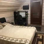 біля комори Maison d'hôtes Pilipets