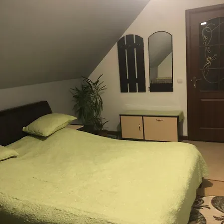біля комори Maison d'hôtes Pilipets