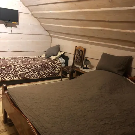 біля комори Maison d'hôtes Pilipets