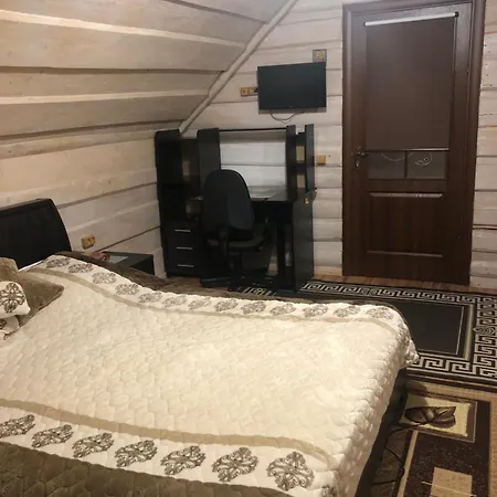 біля комори Maison d'hôtes Pilipets