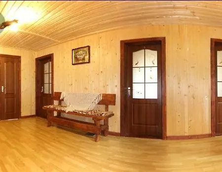біля комори Pilipets